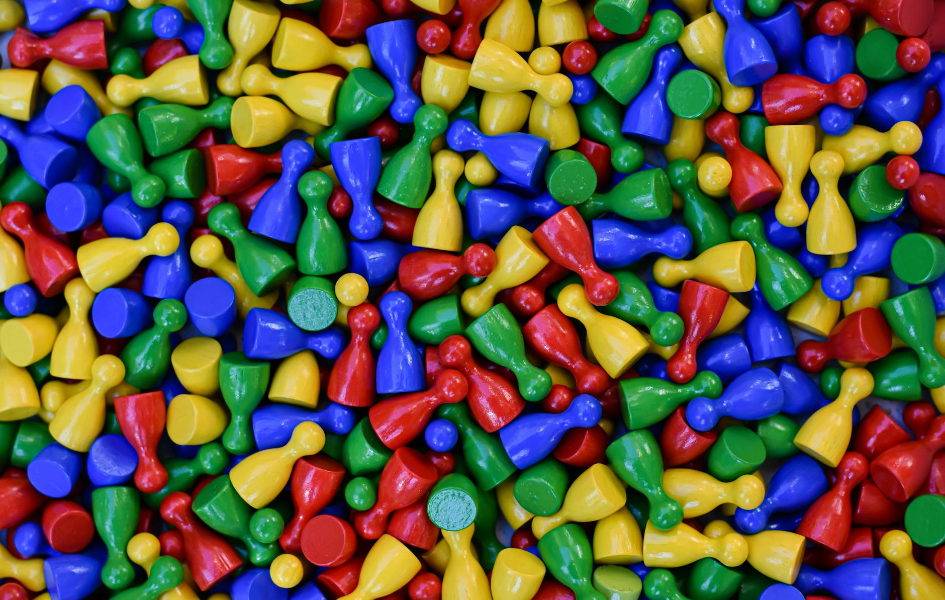 Widok na panoramę miasta Pionki z elementami zieleni i zabudowy miejskiej.