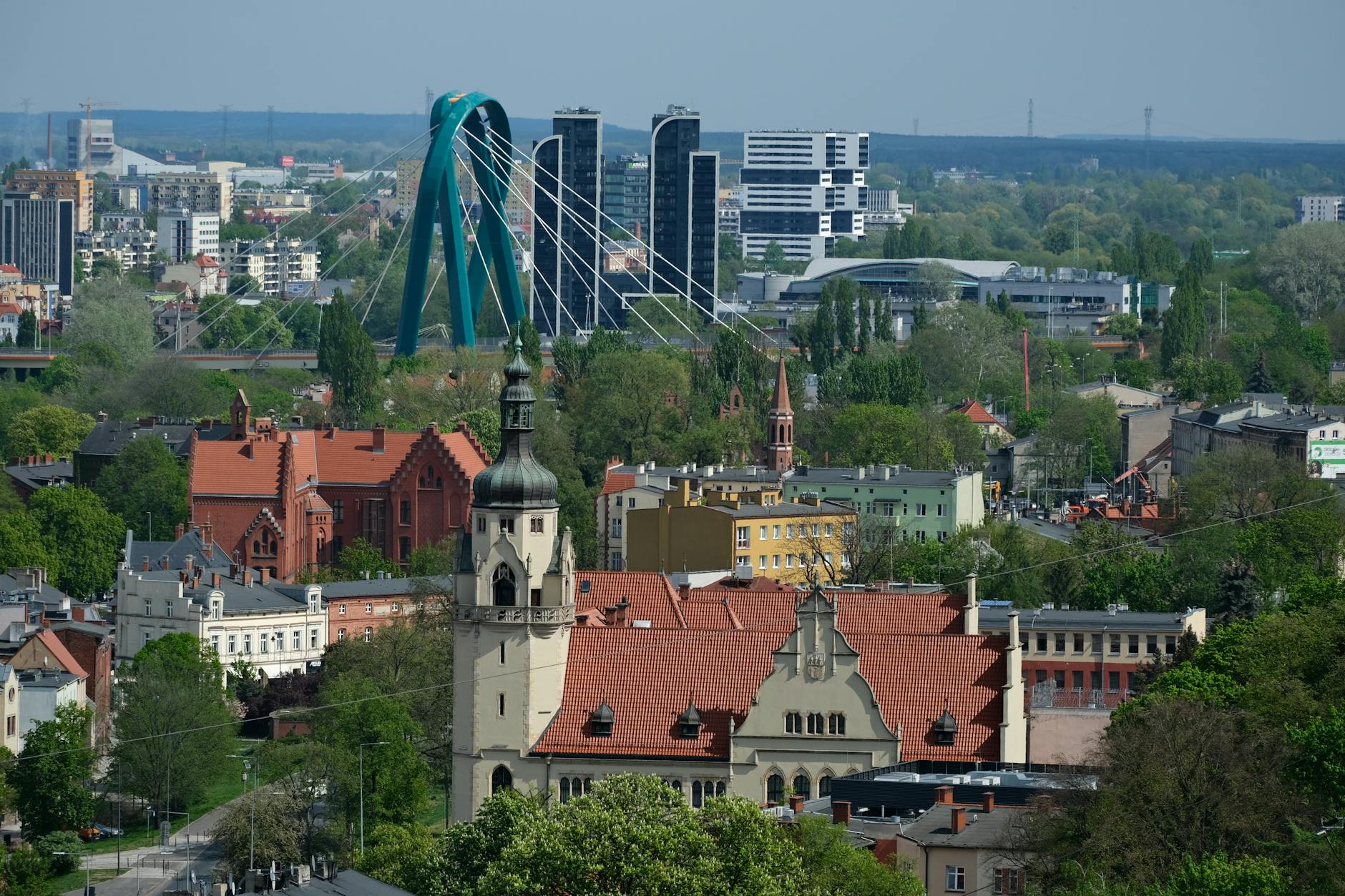 Krajobraz leśny z fragmentem ścieżki turystycznej w Puszczy Kozienickiej niedaleko Pionek