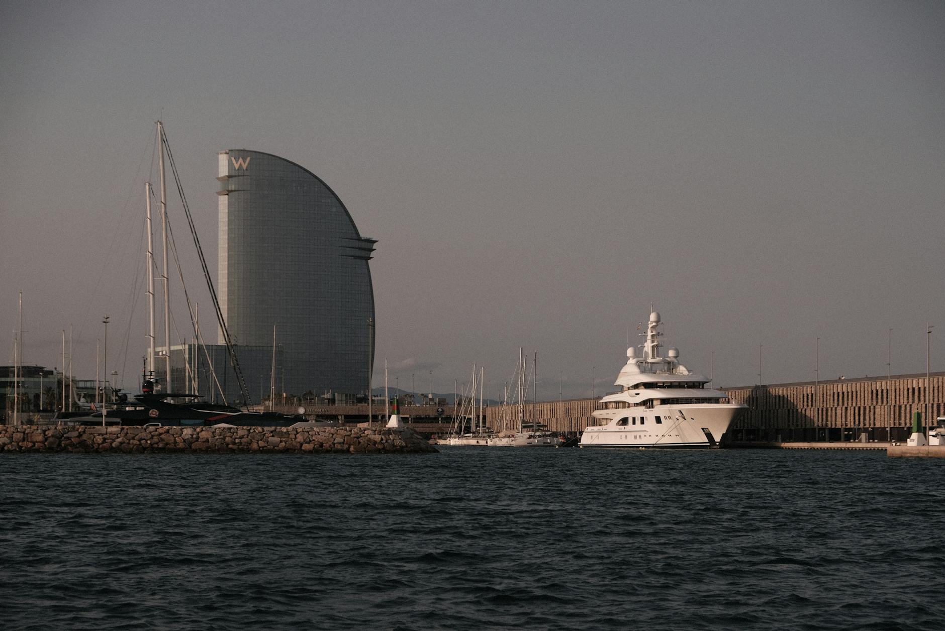 Mieszkańcy świętujący majówkę na świeżym powietrzu w Pionkach, otoczeni zielenią.