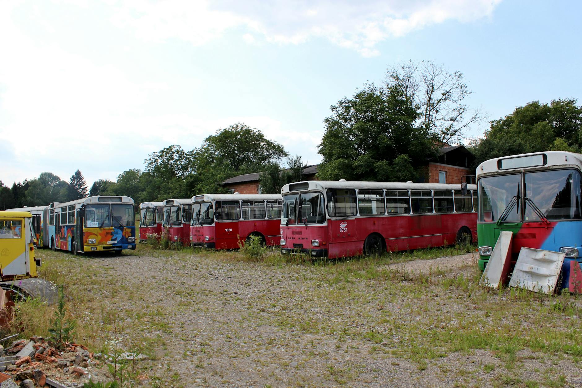 Nowoczesny autobus szkolny symbolizujący inwestycję w Pionkach